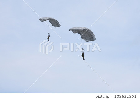 模擬訓練中の陸上自衛隊の空挺部隊 105631501