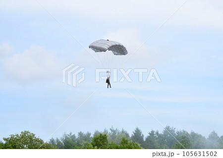 模擬訓練中の陸上自衛隊の空挺部隊 105631502