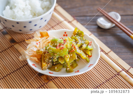 夏の野菜　ゴーヤの浅漬け 105632873