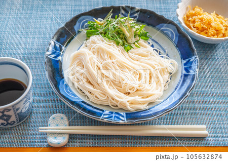 夏の日の薬味たっぷりの素麺 105632874