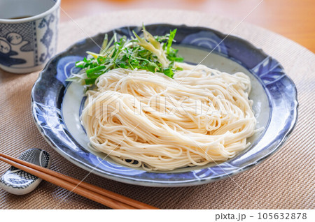夏の日の薬味たっぷりの素麺 夏の日の薬味たっぷりの素麺 105632878