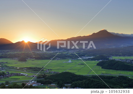 鳥取県の夏空の伯耆大山と田園風景 105632938