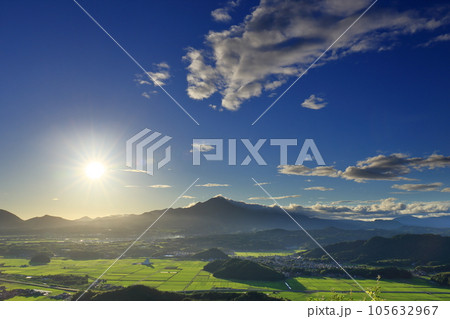 鳥取県の夏空の伯耆大山と田園風景 鳥取県の夏空の伯耆大山と田園風景 105632967