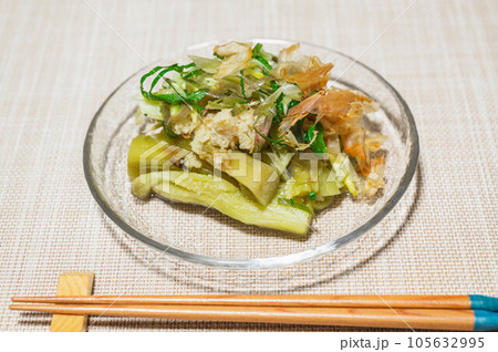 ガラス皿に盛った焼き茄子 ガラス皿に盛った焼き茄子 105632995