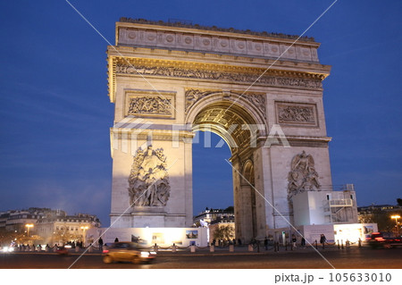 フランス　パリ　夕暮れの凱旋門 105633010