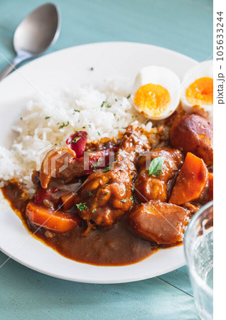 夏の定番料理　チキンカレー 105633244