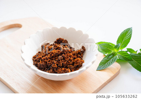 フレーク状のカレー粉 105633262