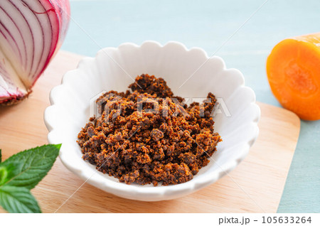 フレーク状のカレー粉 105633264