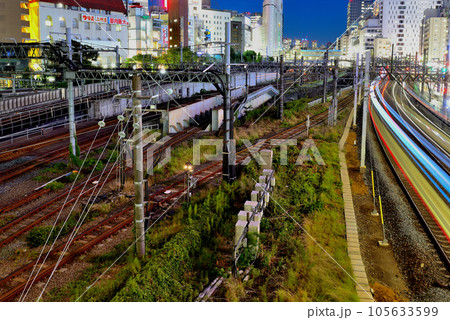 池袋大橋から見た池袋駅方面のJRと私鉄各線の夜景 105633599