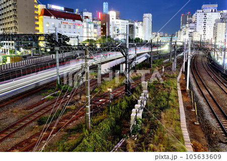 池袋大橋から見た池袋駅方面のJRと私鉄各線の夜景 105633609