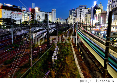 池袋大橋から見た池袋駅方面のJRと私鉄各線の夜景 池袋大橋から見た池袋駅方面のJRと私鉄各線の夜景 105633613