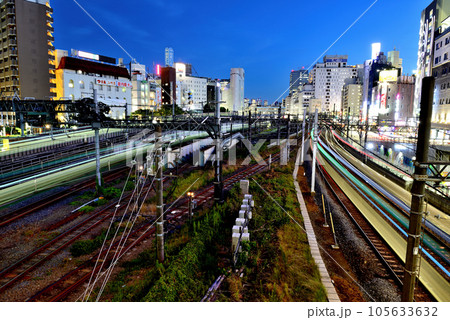 池袋大橋から見た池袋駅方面のJRと私鉄各線の夜景 池袋大橋から見た池袋駅方面のJRと私鉄各線の夜景 105633632