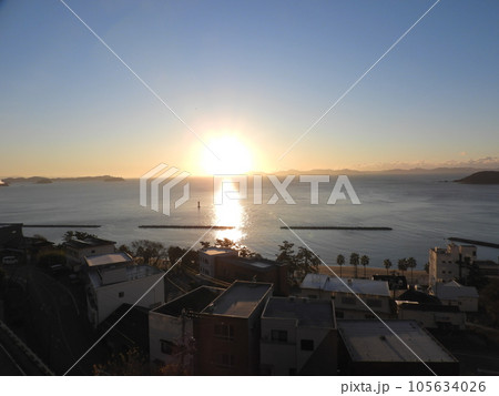 三河湾から登る朝日　12月 105634026