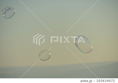 夕焼け空とシャボン玉 夕焼け空とシャボン玉 105634072