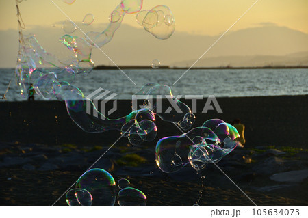 夕焼け空とシャボン玉 夕焼け空とシャボン玉 105634073