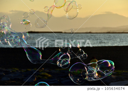 夕焼け空とシャボン玉 夕焼け空とシャボン玉 105634074