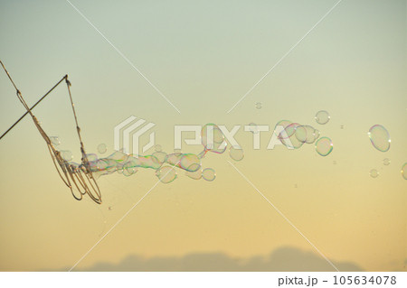 夕焼け空とシャボン玉 105634078