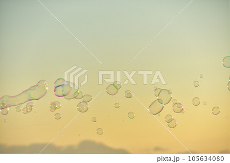 夕焼け空とシャボン玉 夕焼け空とシャボン玉 105634080