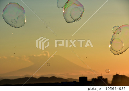 夕焼けの富士山の前を舞うとシャボン玉 夕焼けの富士山の前を舞うとシャボン玉 105634085