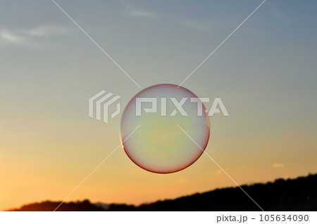 夕焼け空とまん丸のシャボン玉 夕焼け空とまん丸のシャボン玉 105634090