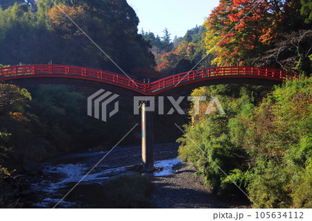 赤い橋　養老山立國寺出世観音の観音橋　【千葉県市原市戸面温泉郷入口にて】 105634112
