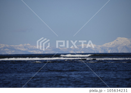 冬の根室湾と知床連山 105634231