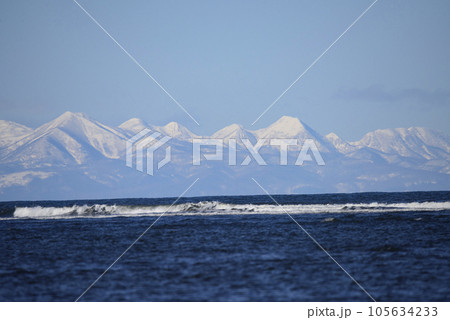 冬の根室湾と知床連山 105634233