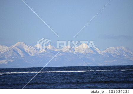冬の根室湾と知床連山 冬の根室湾と知床連山 105634235