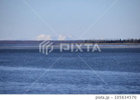 冬の風連湖と知床連山 冬の風連湖と知床連山 105634570