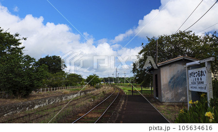 ローカル線の小湊鉄道の上総鶴舞駅 105634616