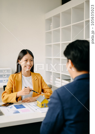 Salesman Hands On House Model , Small Toy House Small Mortgage Property insurance and concepts real estate. Salesman Hands On House Model , Small Toy House Small Mortgage Property insurance and concepts real estate. 105635023