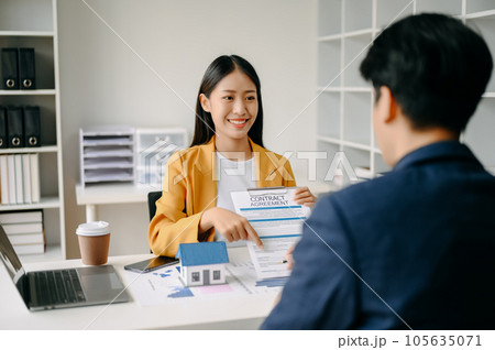 Salesman Hands On House Model , Small Toy House Small Mortgage Property insurance and concepts real estate. Salesman Hands On House Model , Small Toy House Small Mortgage Property insurance and concepts real estate. 105635071