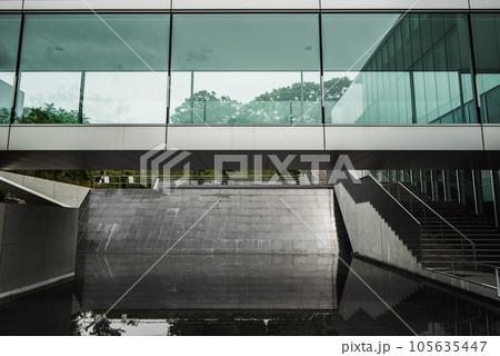 水辺と連絡ブリッジ【長野県立美術館】 105635447