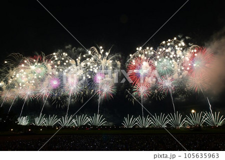 長岡花火のフェニックスと正三尺玉 長岡花火のフェニックスと正三尺玉 105635963
