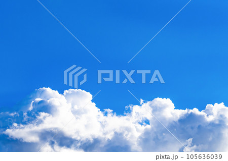真夏の青空と入道雲 真夏の青空と入道雲 105636039