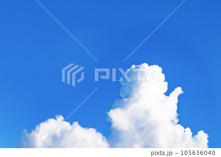 真夏の青空と入道雲 105636040