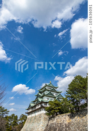 青空に映える名古屋城天守閣 105636091