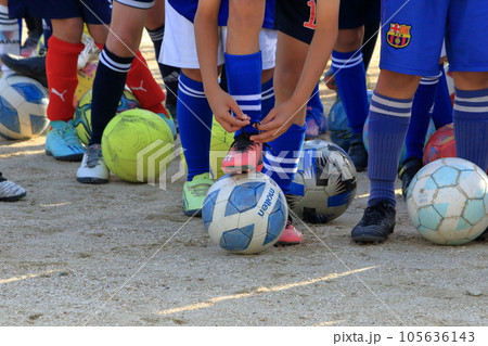 サッカー練習をする少年たち サッカー練習をする少年たち 105636143