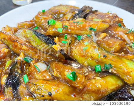 中国四川料理・魚香茄子（茄子の辛子醤油煮込み） 105636190