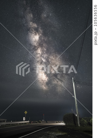 その先カーブに見える天の川 105636556