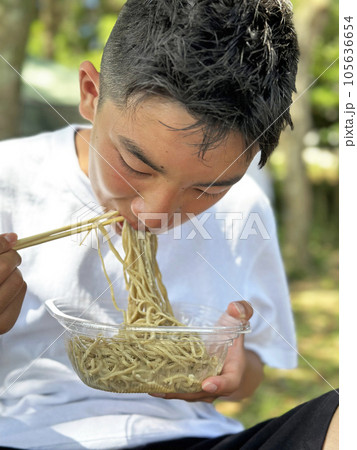コンビニで買った麺類を食べる少年 コンビニで買った麺類を食べる少年 105636654