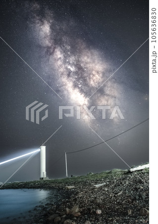 レーザービーム灯台と天の川 レーザービーム灯台と天の川 105636830