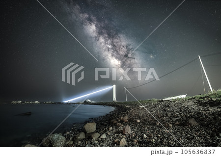 銚子のレーザービーム灯台と天の川 105636837