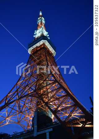 真下から撮った夏色ライトアップの東京タワー 105637322