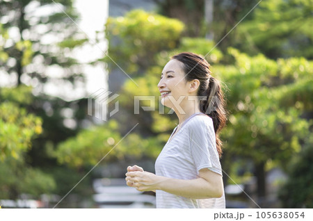 ジョギングする女性 ジョギングする女性 105638054