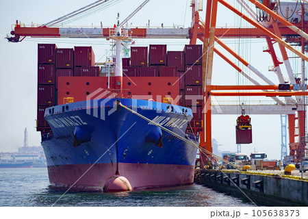 大黒ふ頭で荷役を行うコンテナ船 105638373
