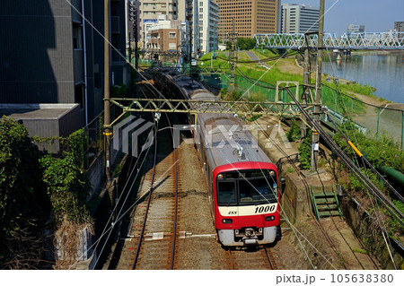 多摩川と並走する京急大師線（1000形） 105638380
