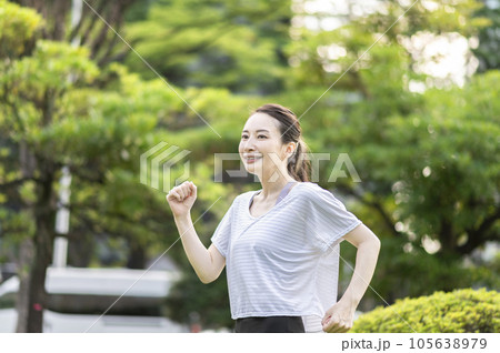 ジョギングする女性 ジョギングする女性 105638979