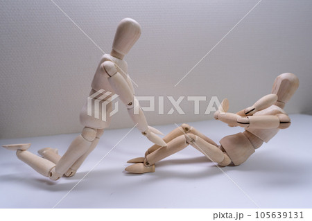 腹筋をする人と足を押さえる人 腹筋をする人と足を押さえる人 105639131