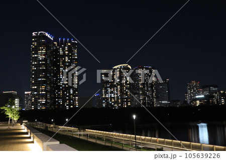 東京　豊洲の高層マンションの夜景 105639226